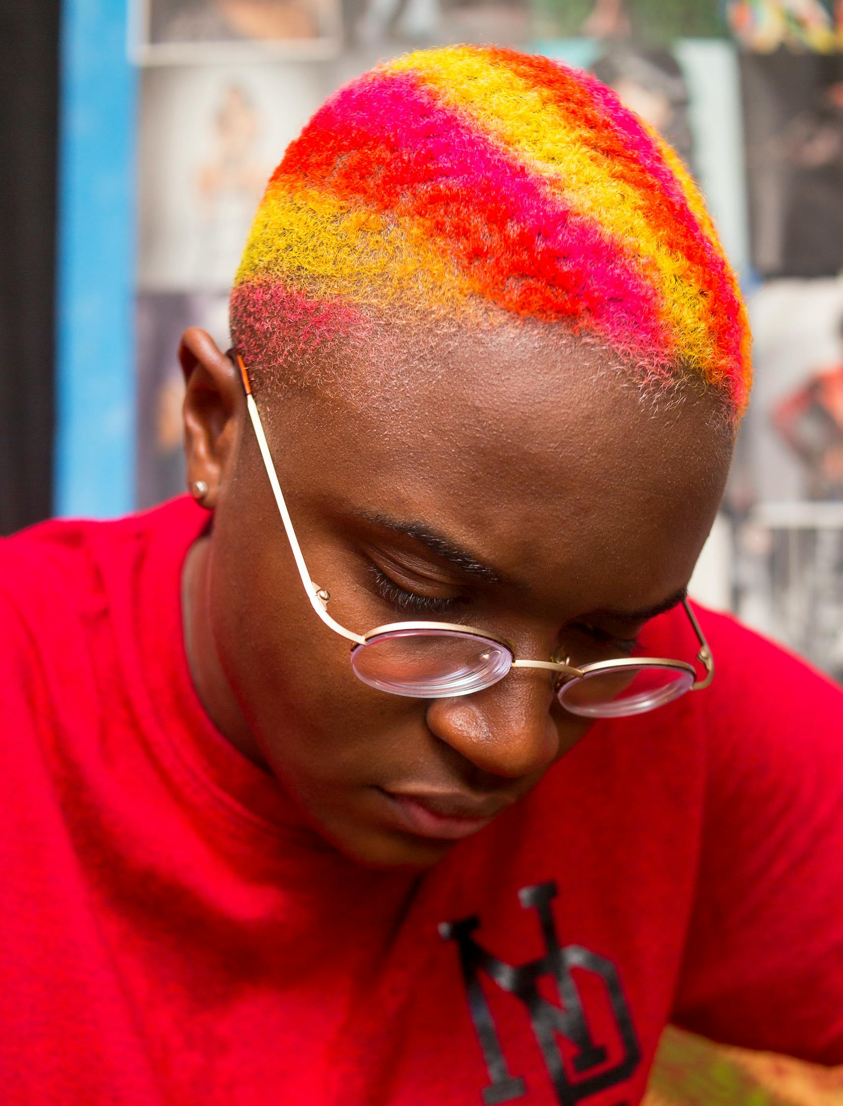 阿圭羅新發(fā)型亮相，重塑形象，引領(lǐng)時(shí)尚新潮流