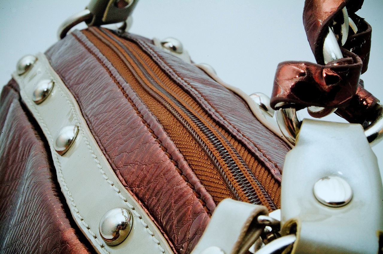 阿迪達(dá)斯斜挎包，最新潮流設(shè)計(jì)與實(shí)用時尚的完美結(jié)合