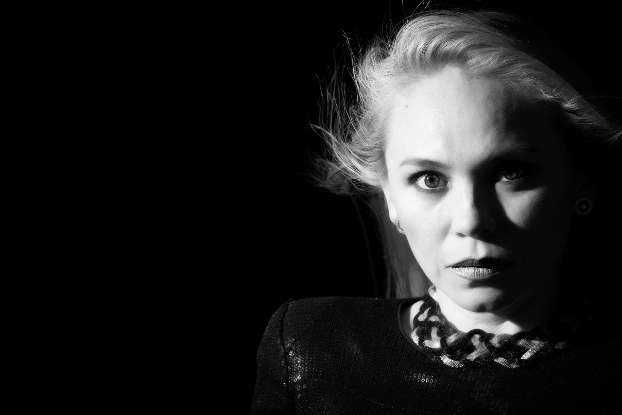 最新卷發(fā)潮流，魅力卷發(fā)造型打造秘籍