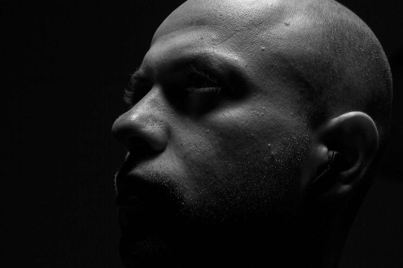 最新男生酷炫頭像，時(shí)尚潮流的頭部裝飾藝術(shù)風(fēng)采