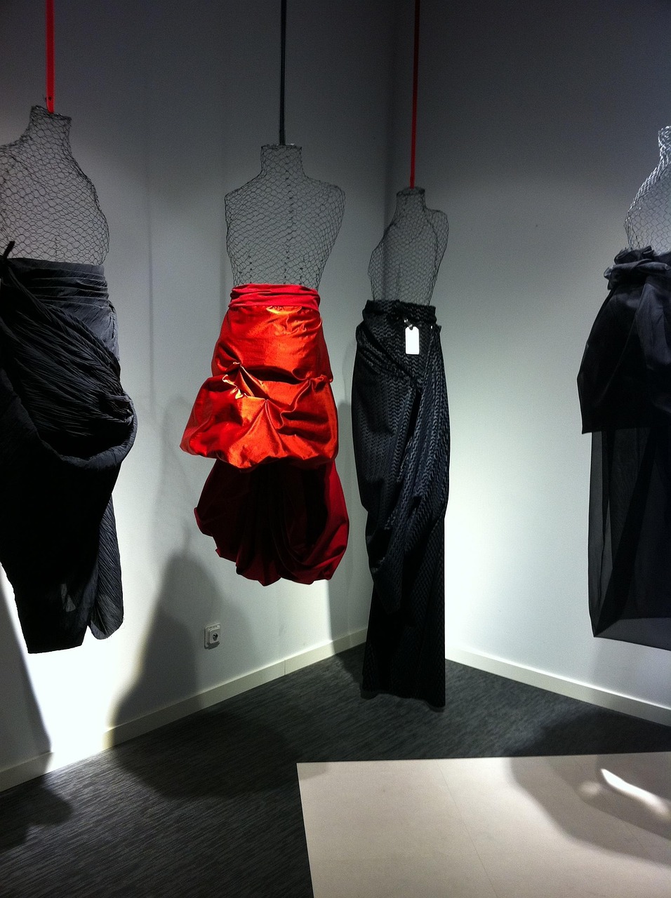 時(shí)尚與透明的完美融合，最新透明時(shí)裝秀表演盛宴