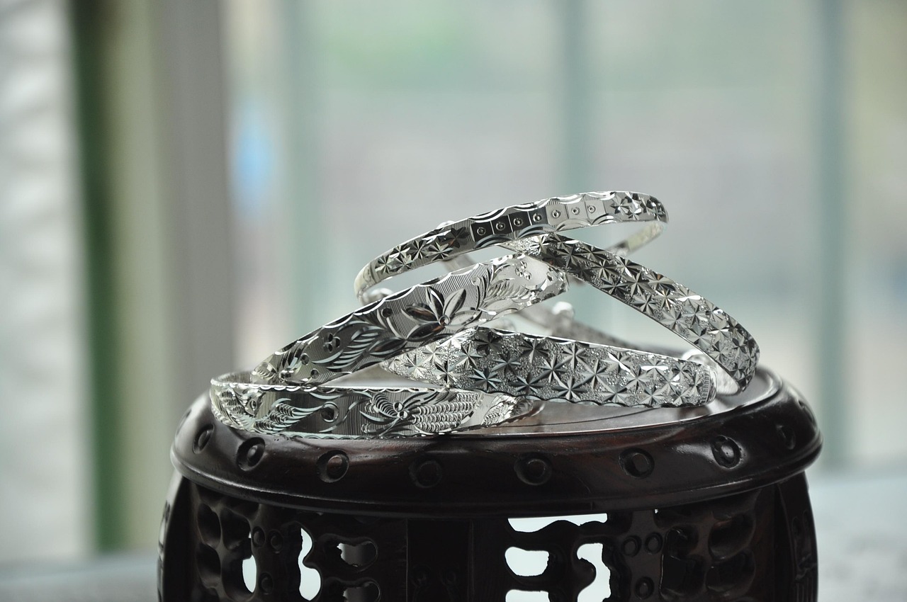 她似明媚 第2頁